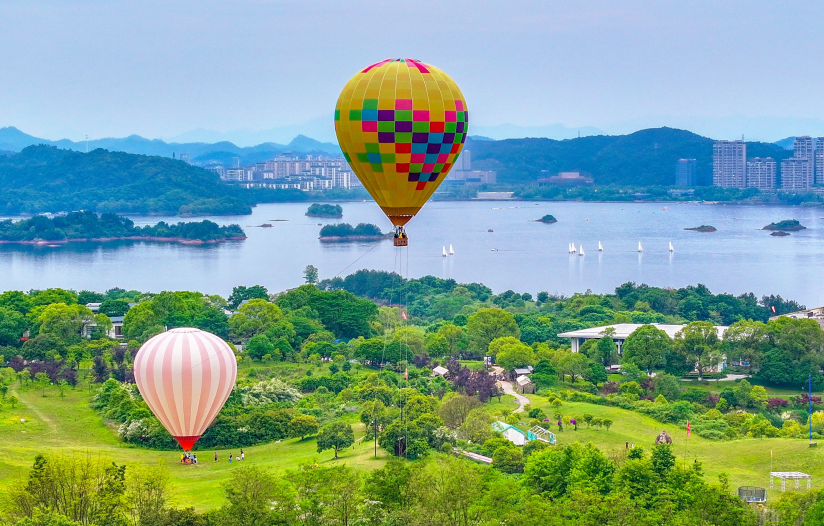 浪漫热气球 湖畔好风景